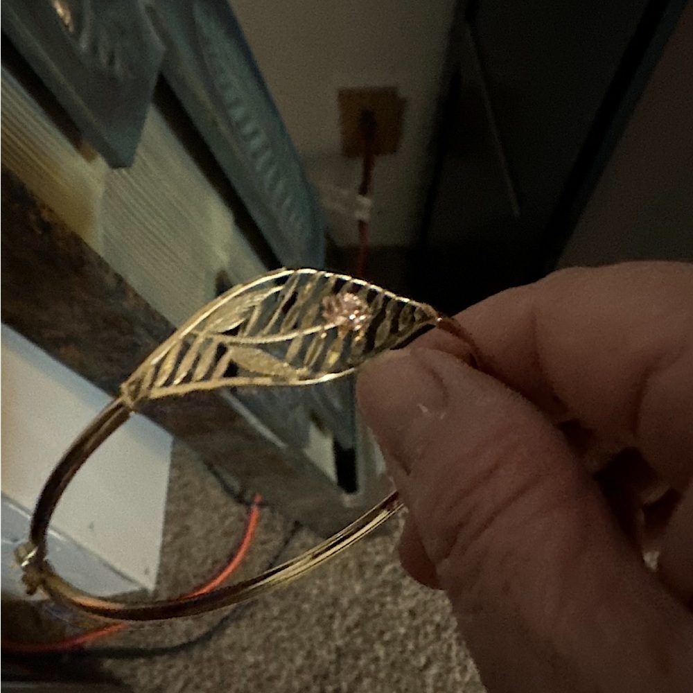Beautiful 10k bracelet size 7 it’s all gold solid gold. The rose has rose gold.